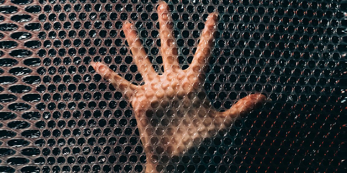 As fobias impõem limites subtis e nem sempre evidentes. Desde a escolha do percurso para o trabalho até às interações sociais, cada decisão é tingida pelas restrições que estas condições podem impor. Evitar determinadas situações torna-se um reflexo automático, uma resposta a um temor que pode parecer inexplicável para os outros, mas que é visceralmente real para quem vive com fobias.